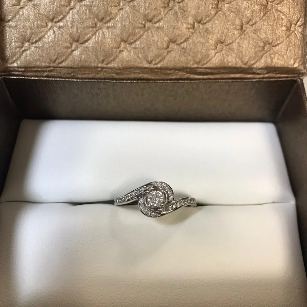 Diamond engagement ring - Picture 1 of 5